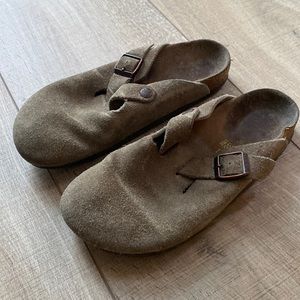 Birkenstock’s 🍄 suede clogs